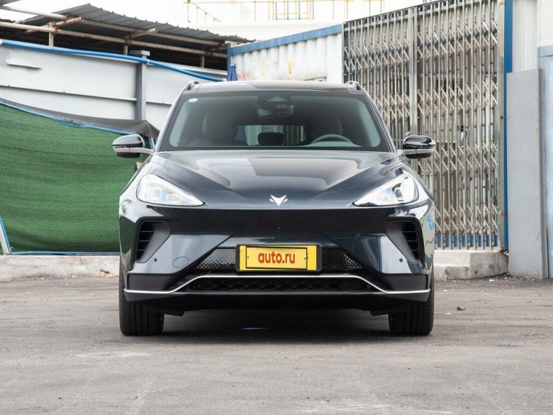 Черный внедорожник