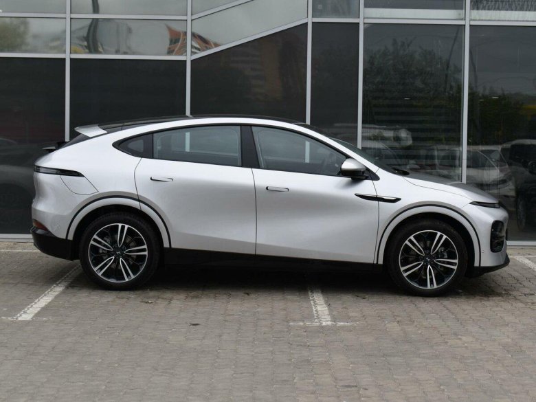 Серый внедорожник