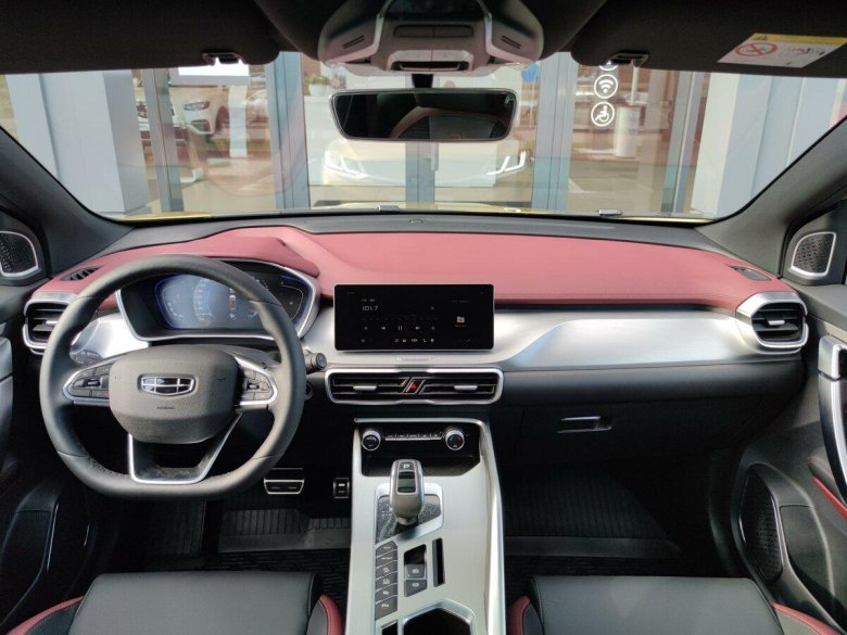 Geely coolray салон