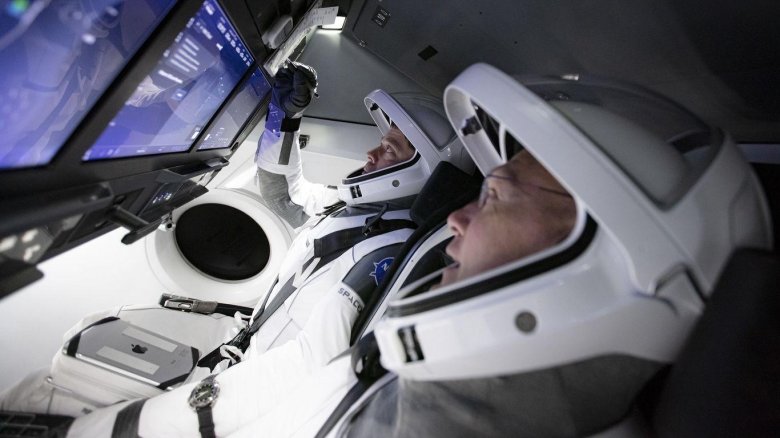 SPACEX Dragon 2 внутри