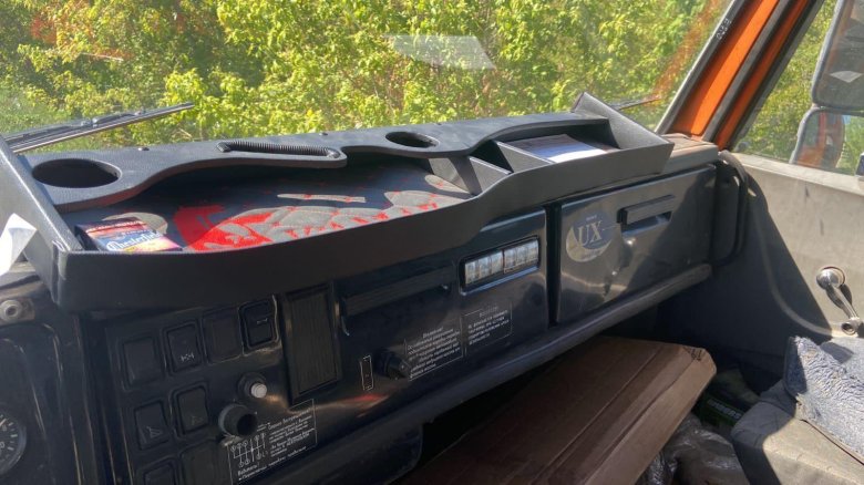 Столик в КАМАЗ на железную панель