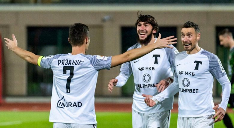 Футболист Мухаммад Султонов ФК Торпедо Москва с Кубком ФНЛ 2022