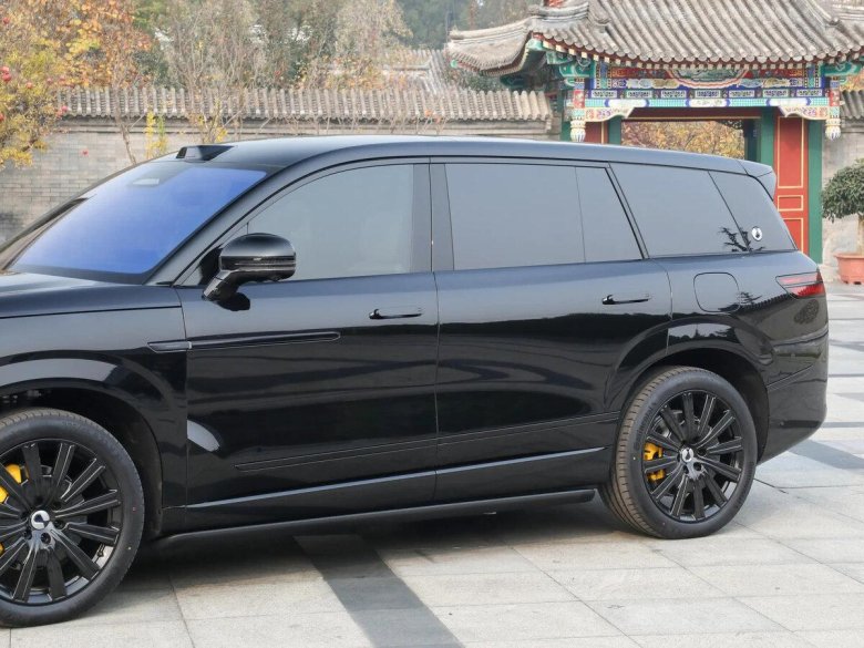 Автомобиль черный