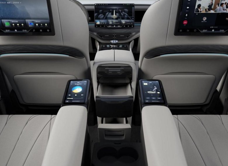 BYD минивэн Denza d9