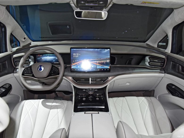 BYD минивэн Denza d9