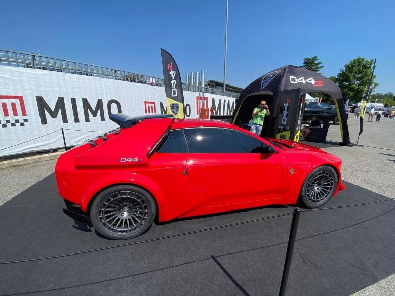 Полноприводный спорткар с двойным спойлером электрический