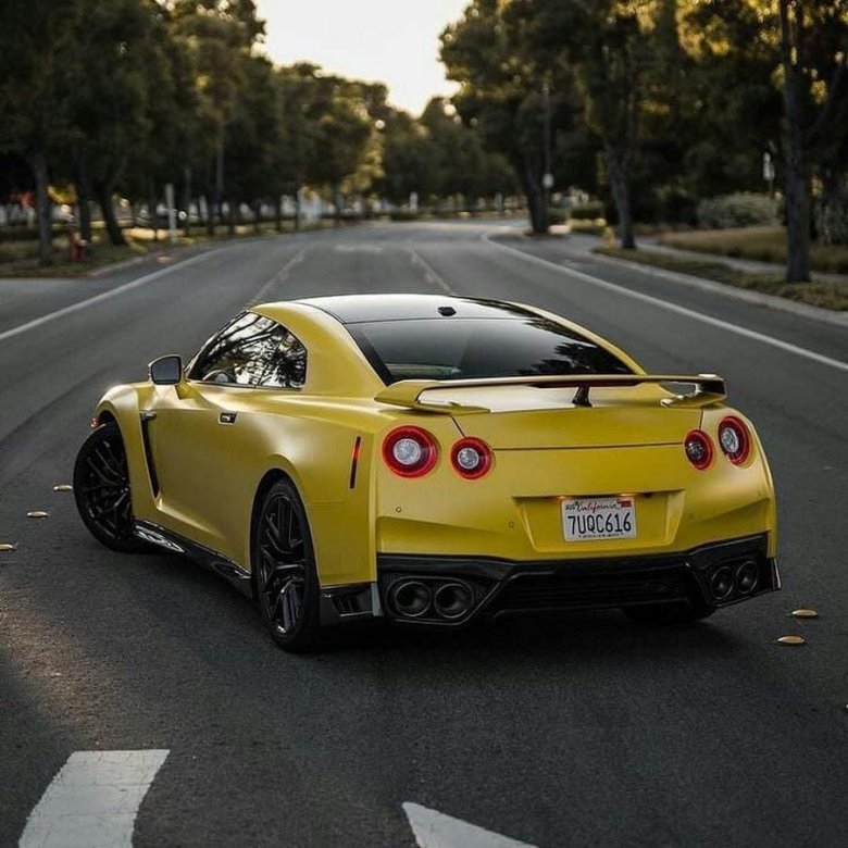 Nissan GTR r35 желтый