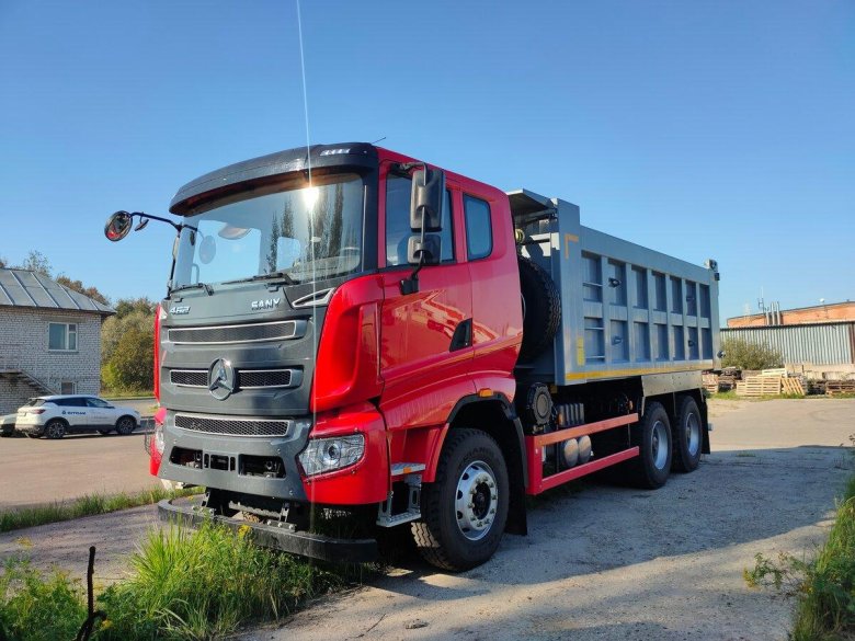 Красный самосвал