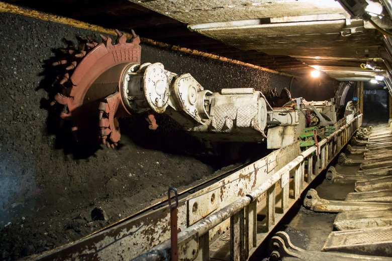 Комбайн проходческий в угольной шахте