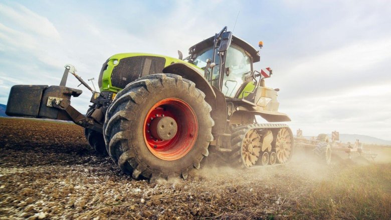 Трактор в поле