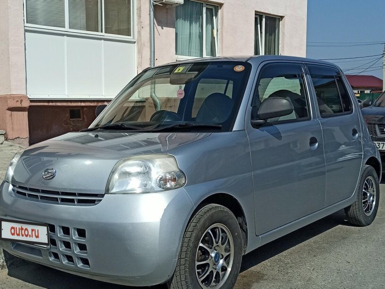 Машина Daihatsu esse
