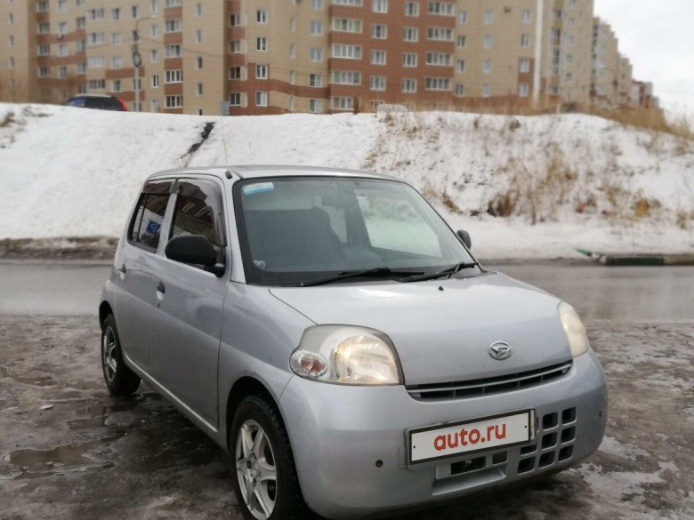 Машина Daihatsu esse