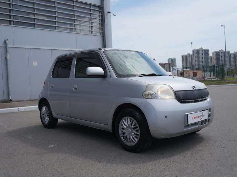 Машина Daihatsu esse