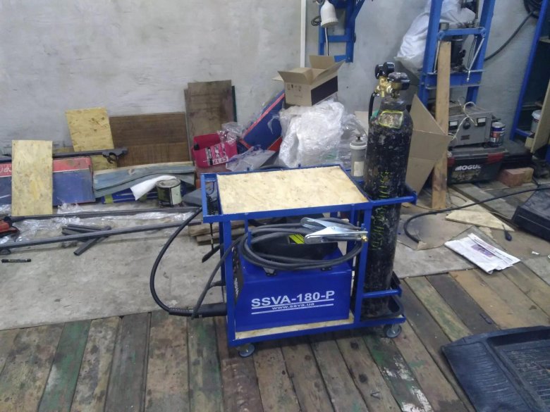 Тележка под сварочный полуавтомат сбалоном 20