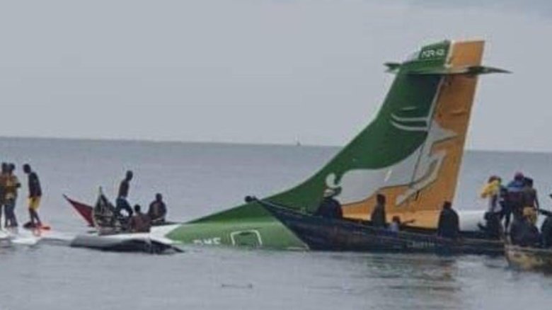 Пассажирский самолет упал в озеро