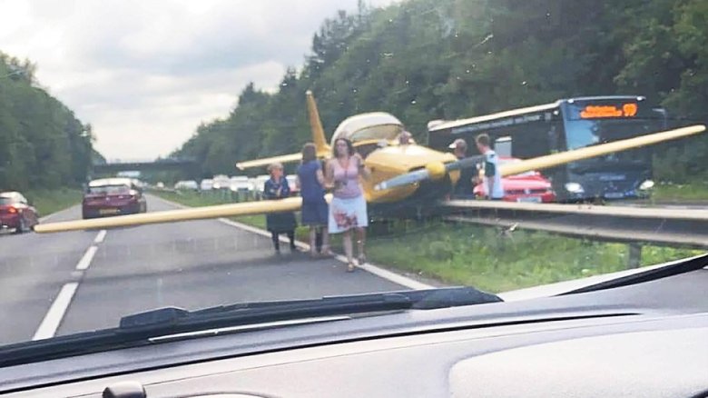 Самолет на трассе