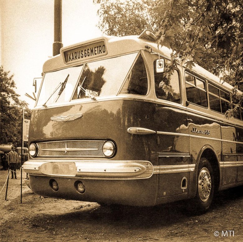 Украшенный Икарус ко Дню Победы