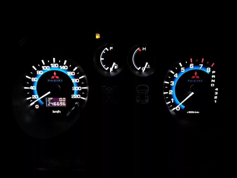 Щиток панели приборов Mitsubishi Pajero 3