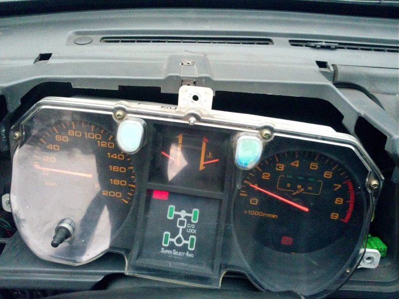 Приборная панель Мицубиси Паджеро 2