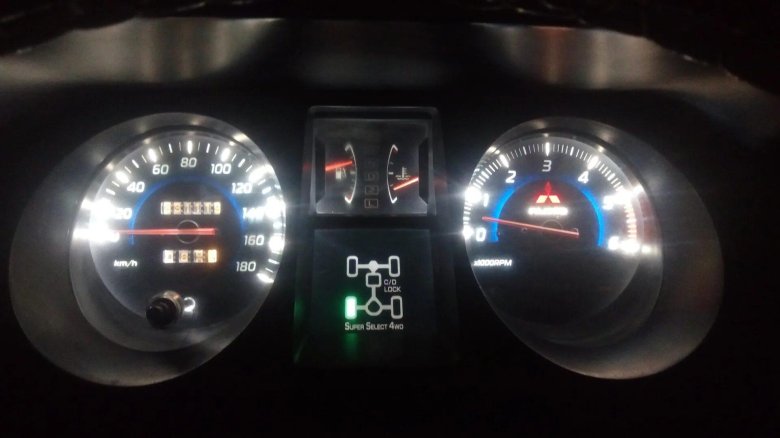 Приборная панель Паджеро 4 Пересвет