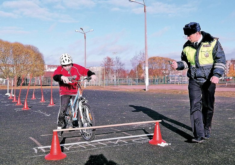 Фигурное вождение велосипеда безопасное колесо