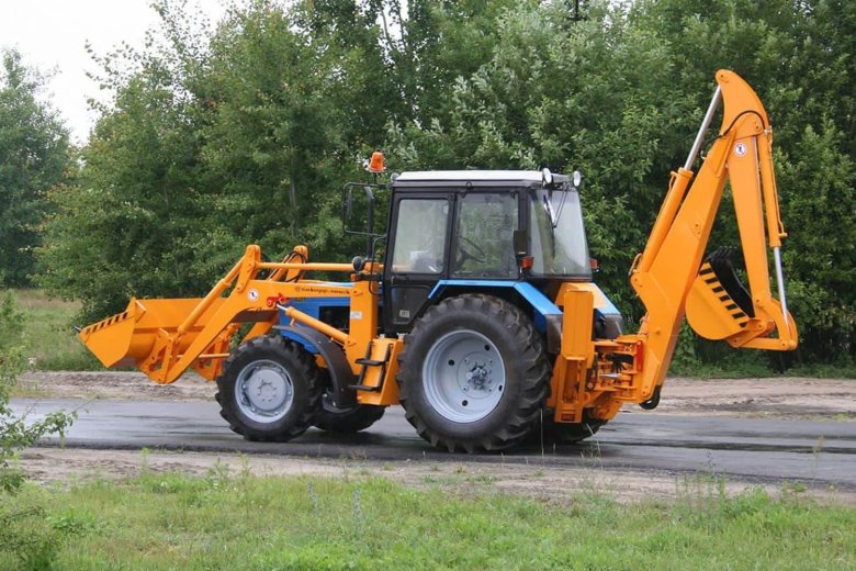 Экскаватор-погрузчик «Амкодор 702е