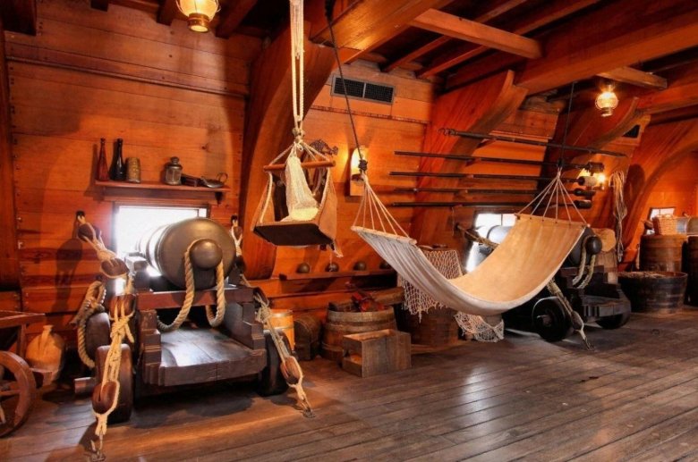 Капитанская каюта пиратского корабля 17 века