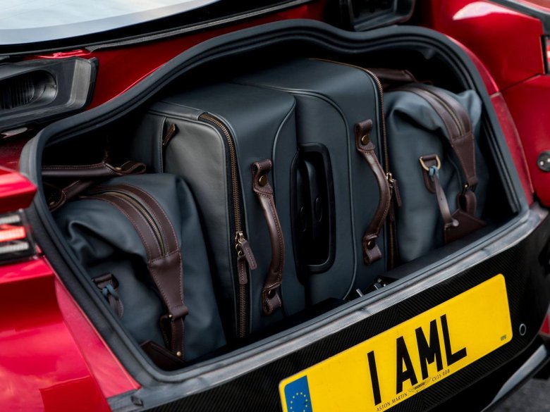 Астон Мартин DBS Superleggera 2021