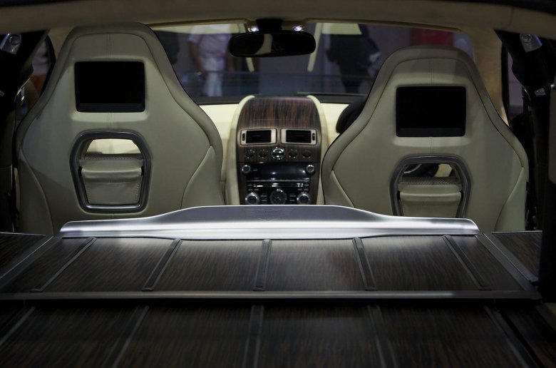 Астон Мартин Рапид s салон