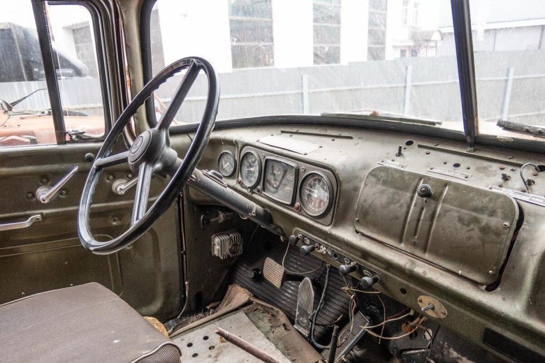 ЗИЛ-130 кабина внутри