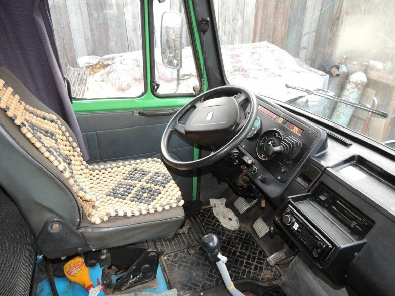 ЗИЛ 5301 кабина внутри