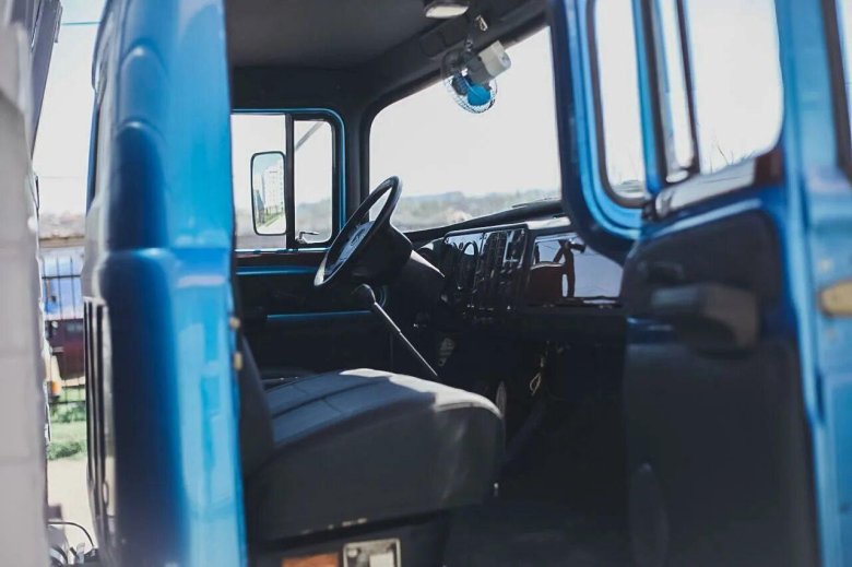 ЗИЛ-130 кабина внутри