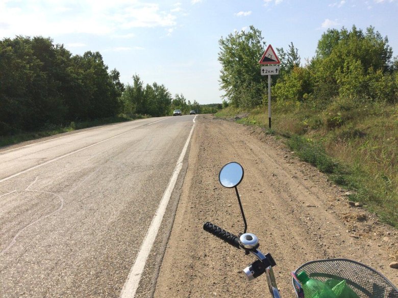 Дорожный знак спуск