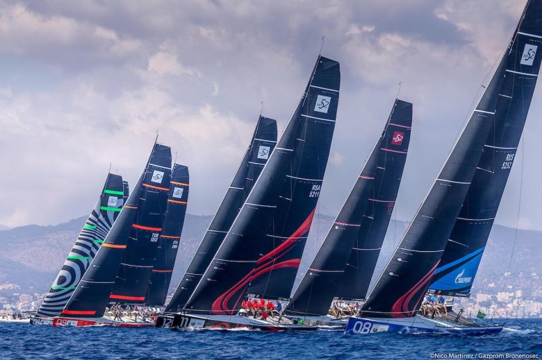 Спортивная парусная яхта