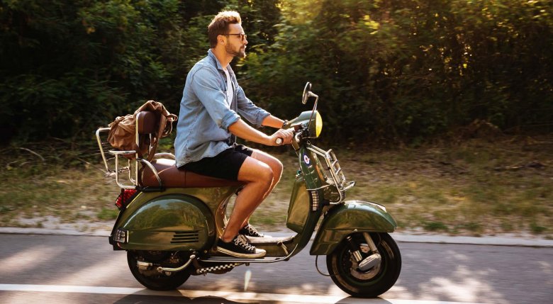 Парень на скутере