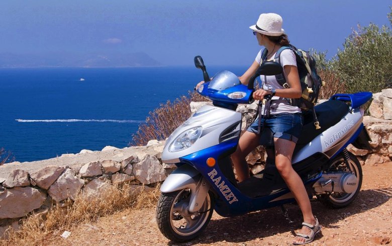 Девушка на мопеде