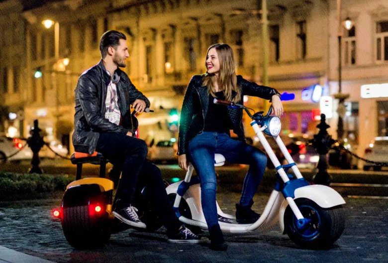 Парень с девушкой на электросамокате