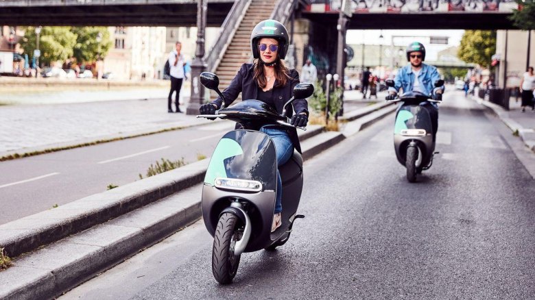 Скутер на дороге