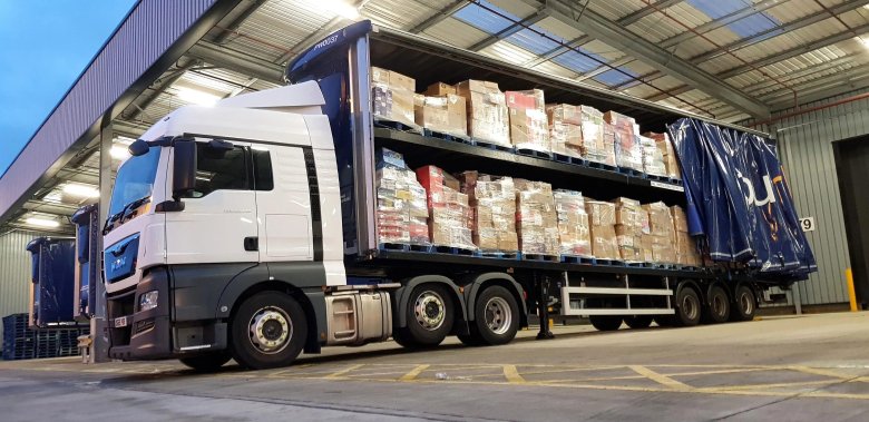 Разгрузка фуры с продуктами