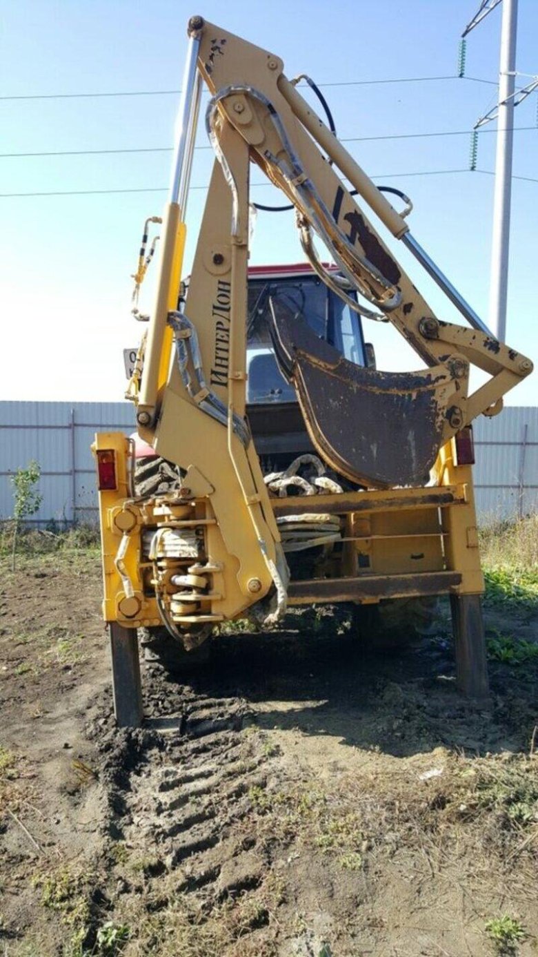 Экскаватор погрузчик ИНТЕРДОН эо2101