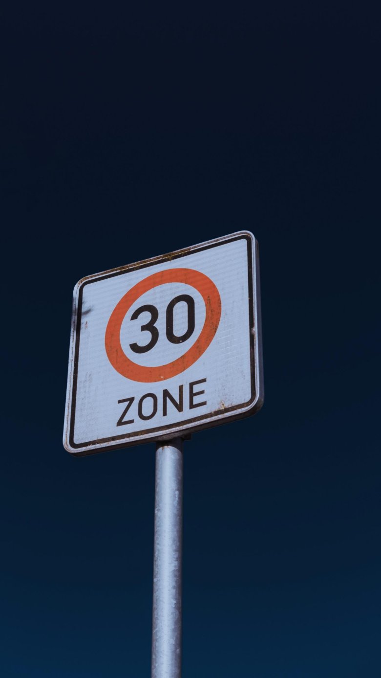 Знак на столбе