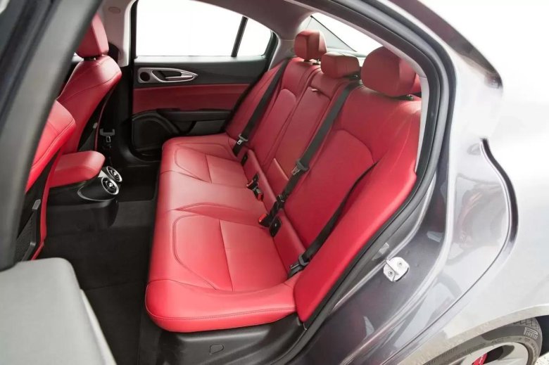 Alfa Romeo Giulia красный салон