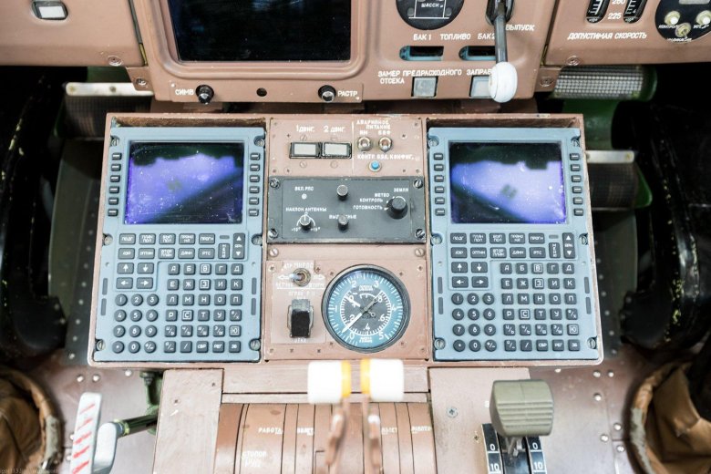 Ил-114-300 кабина пилотов