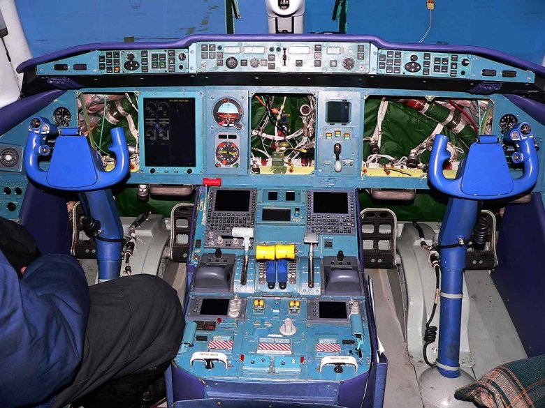 Ил-96 кабина пилотов