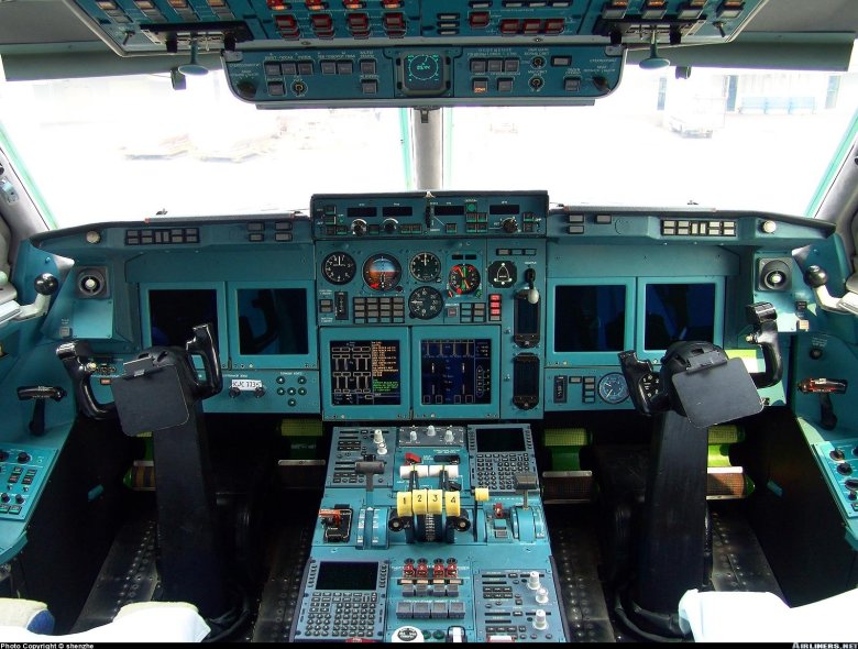 Ил-96 кабина пилотов