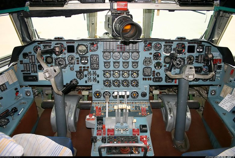 Ил-76 кабина пилотов