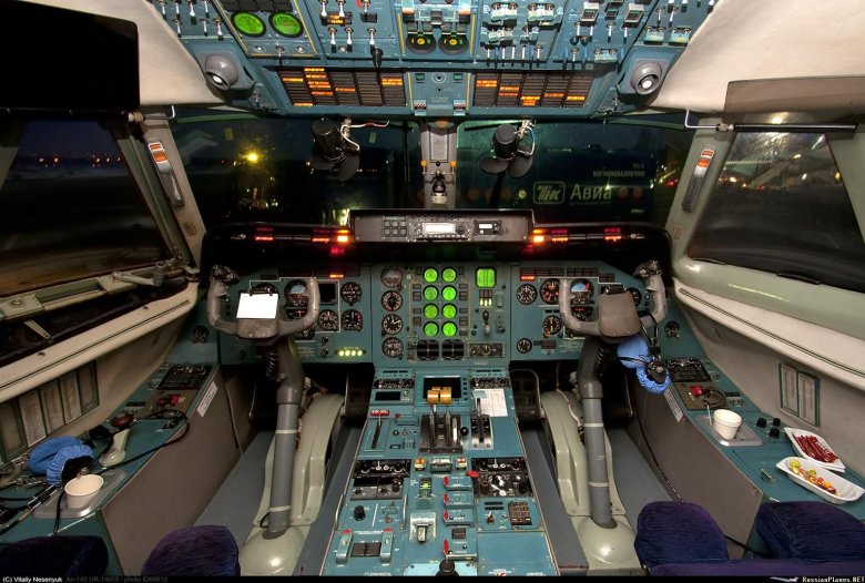Ил 114 300 кабина пилотов