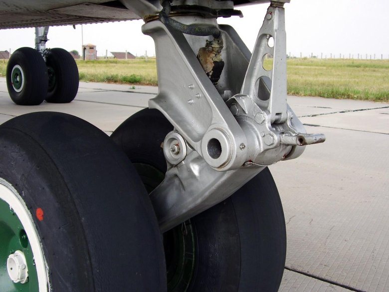 Передняя опора шасси АН-24