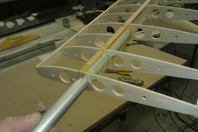 Крепление крыла к фюзеляжу авиамодели