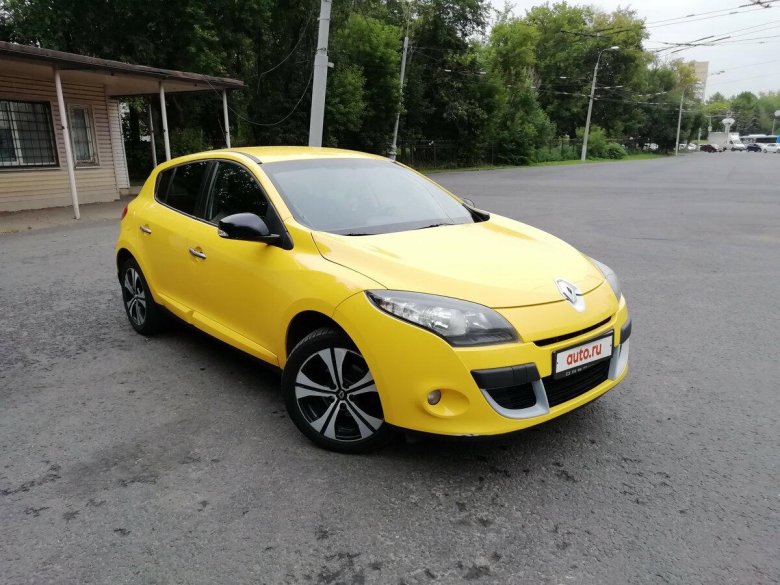 Рено Меган хэтчбек желтый